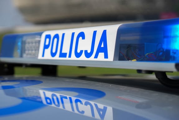 Policjantka po służbie udaremniła jazdę pijanemu kierowcy. Wcześniej uderzył w znak i ogrodzenie.