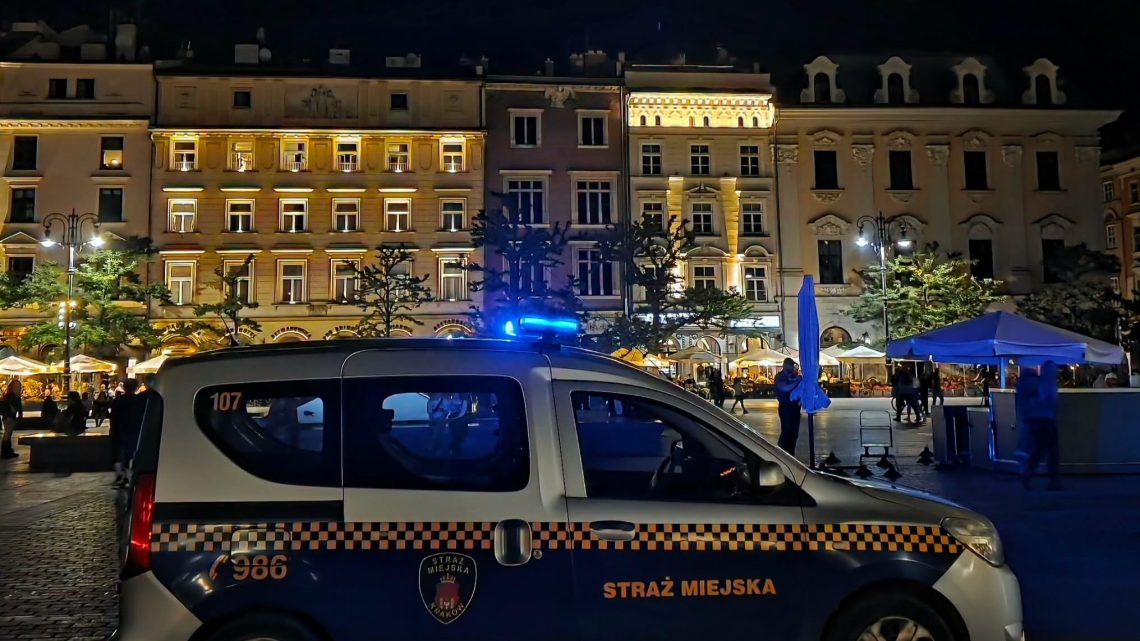 Nocna akcja służb w centrum Krakowa. 97 wykroczeń, 29 mandatów.