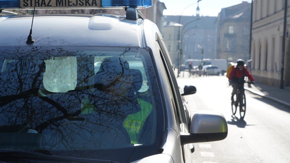 Rowerzysta jeździł po konstrukcji fontanny. Był pod wpływem alkoholu.