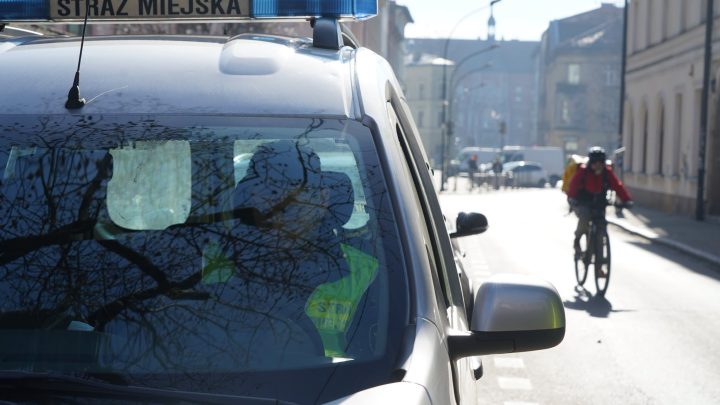 Rowerzysta jeździł po konstrukcji fontanny. Był pod wpływem alkoholu.