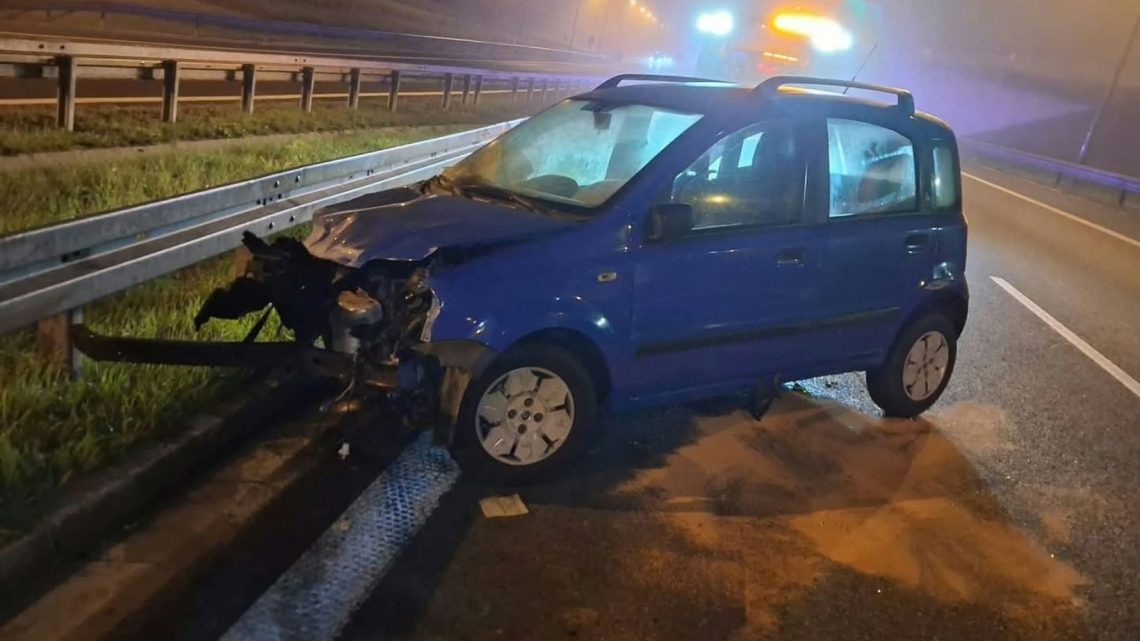 Chabówka: nietrzeźwy kierowca uderzył w bariery. Pasażer znieważył policjantów.