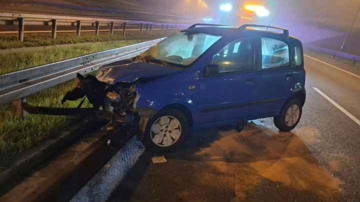 Chabówka: nietrzeźwy kierowca uderzył w bariery. Pasażer znieważył policjantów.