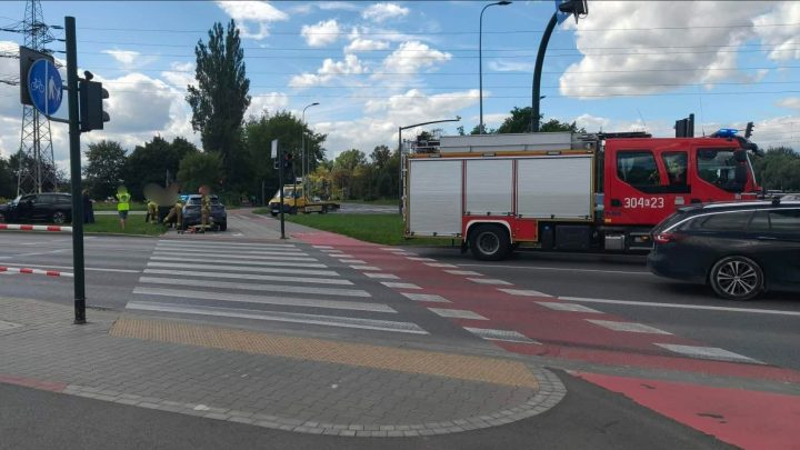 Zderzenie dwóch samochodów w Krakowie. Utrudnienia na skrzyżowaniu.