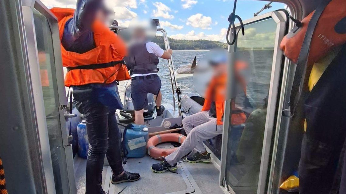 Groźne zdarzenie na Jeziorze Czorsztyńskim. Policjanci błyskawicznie ruszyli na pomoc żeglarzom.