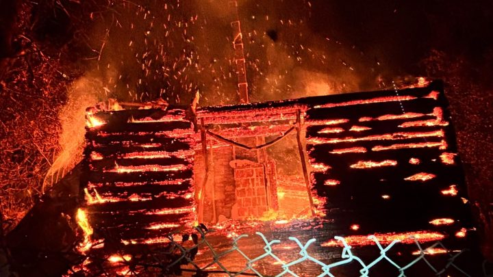 Pożar budynku mieszkalnego w Sukmaniu. 37 strażaków w akcji.