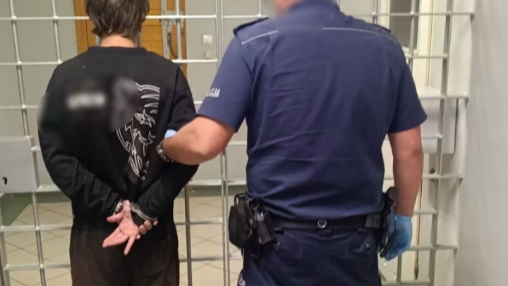 23-latek z 14 zarzutami. Miał grozić ochroniarzowi i zaatakować ratownika medycznego.