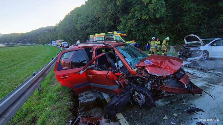 Zderzenie dwóch samochodów na DK75 w Będzieszynie. Dwie osoby w szpitalu.