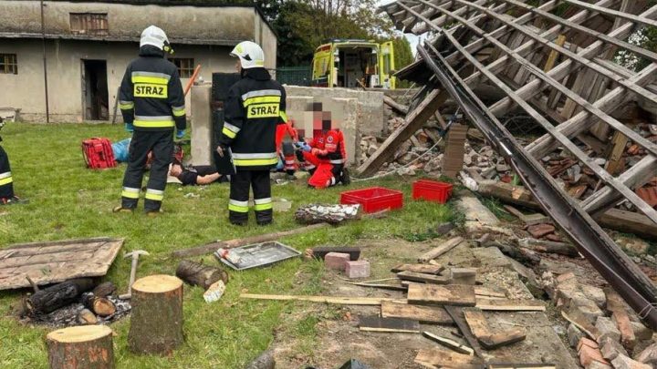 Wypadek podczas rozbiórki stodoły w Witkowicach. Mężczyzna potrzebował pomocy.