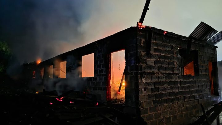 Nocny pożar w Lipnicy Dolnej. Spłonął budynek gospodarczy z bydłem.