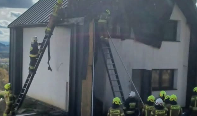Pożar budynku mieszkalnego w Zubrzycy Górnej. Na miejscu liczne zastępy straży pożarnej.