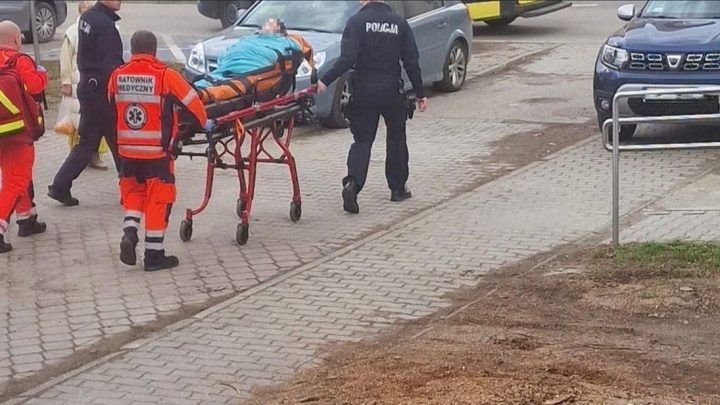 Źle zaparkowane samochody utrudniły dojazd do pacjentki. Pomocy medykom udzielili policjanci.