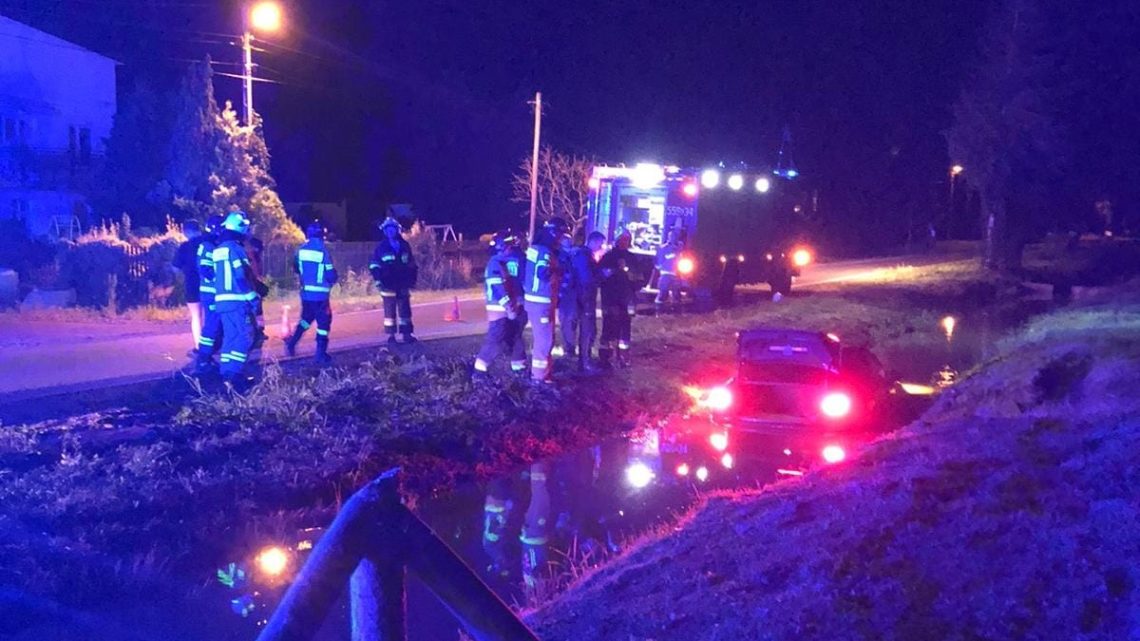 Brzeźnica – samochód wpadł do rowu melioracyjnego.