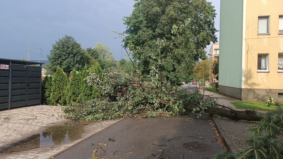 Wczorajsza nawałnica w Suchej Beskidzkiej (foto).