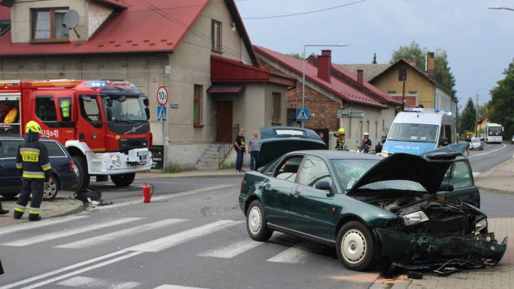 Kolizja drogowa oraz potrącenie trójki pieszych.