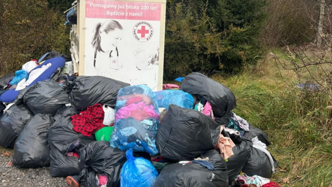 Przepełnione pojemniki na odzież używaną. Problem narasta.