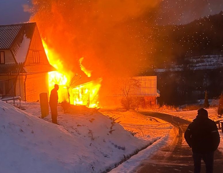 Dzielnicowy w drodze na służbę ratował kobietę z pożaru.