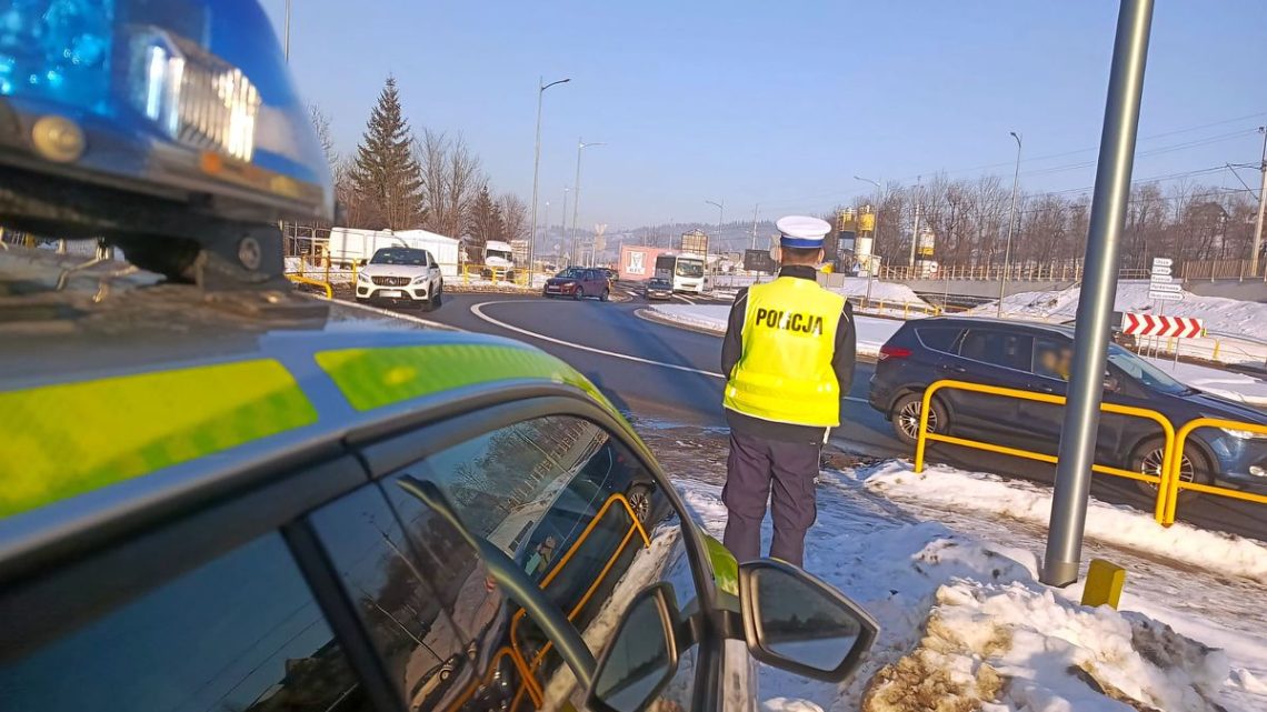 Pościg i zatrzymanie kierującego z podwójnym zakazem.