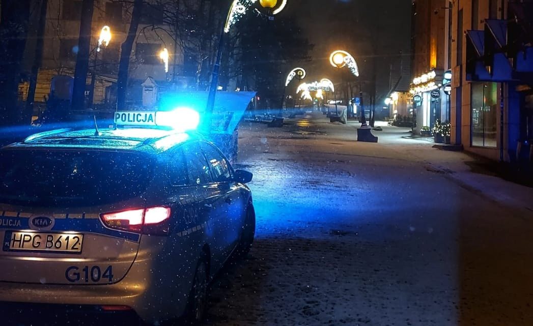 Chciał się przejechać śmieciarką. Interweniowała policja.