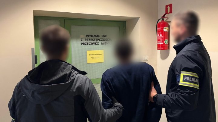 Krakowscy policjanci rozbili szajkę oszustów. Jeden ukrywał się w szafie…