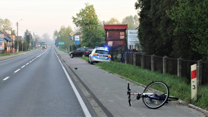 Wypadek drogowy. Potrącenie rowerzysty przez samochód osobowy w powiecie oświęcimskim.