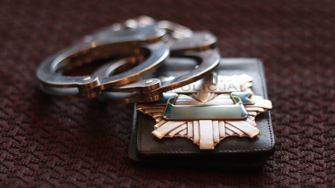 Krakowscy policjanci zatrzymali 40-letniego mężczyznę, który miał przygotowywać się do zabójstwa lekarza. Krakowscy policjanci zatrzymali 40-letniego mężczyznę, który miał przygotowywać się do zabójstwa lekarza.
