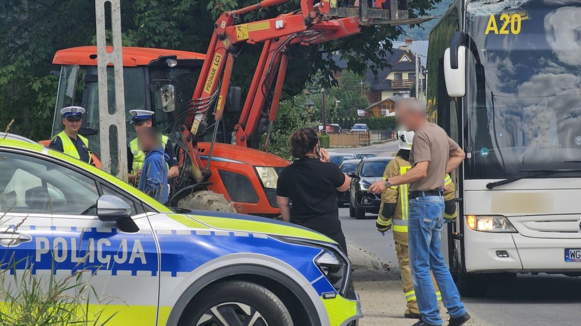 Kolizja ciągnika z autobusem w Murzasichlu – policja podała szczegóły zdarzenia. Kolizja ciągnika z autobusem w Murzasichlu – policja podała szczegóły zdarzenia.