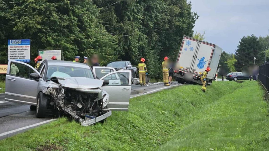 Wypadek na DK44 w Włosienicy – droga całkowicie zablokowana! Wypadek na DK44 w Włosienicy – droga całkowicie zablokowana!
