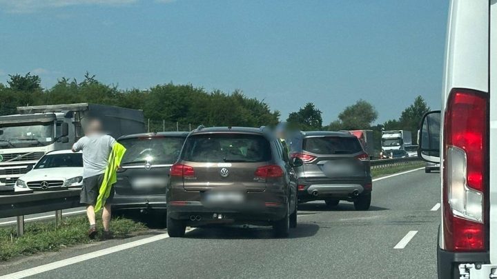 Kolizja trzech samochodów na A4 w kierunku Katowic. Utrudnienia w ruchu!