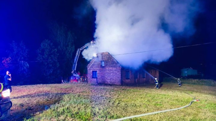 Pożar pustostanu w Rzozowie – nocna akcja strażaków.
