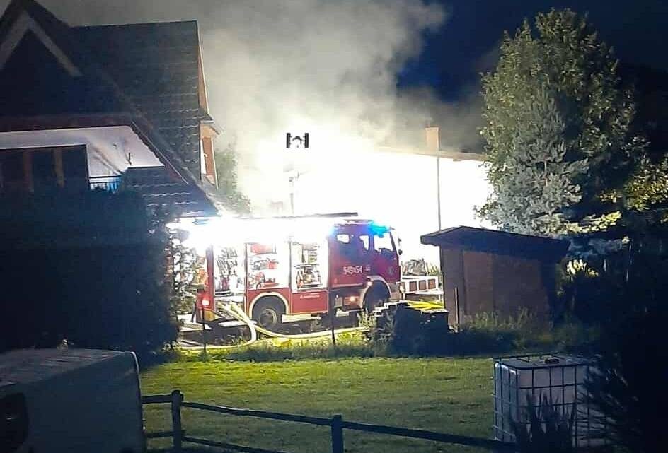 Pożar budynku w Czarnej Górze. Trwa akcja gaśnicza! Pożar budynku w Czarnej Górze. Trwa akcja gaśnicza!