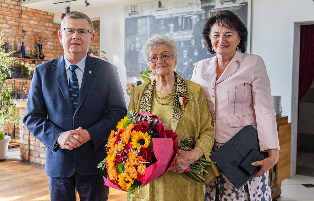 Czesława Kukuś z Gorlic uhonorowana Złotym Krzyżem Małopolski w setną rocznicę urodzin. Czesława Kukuś z Gorlic uhonorowana Złotym Krzyżem Małopolski w setną rocznicę urodzin.
