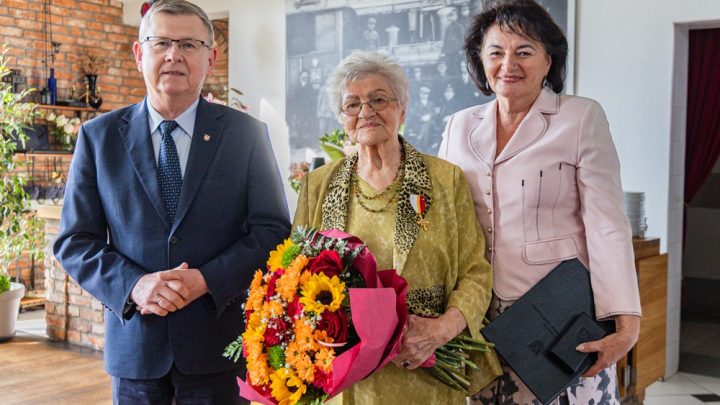 Czesława Kukuś z Gorlic uhonorowana Złotym Krzyżem Małopolski w setną rocznicę urodzin.