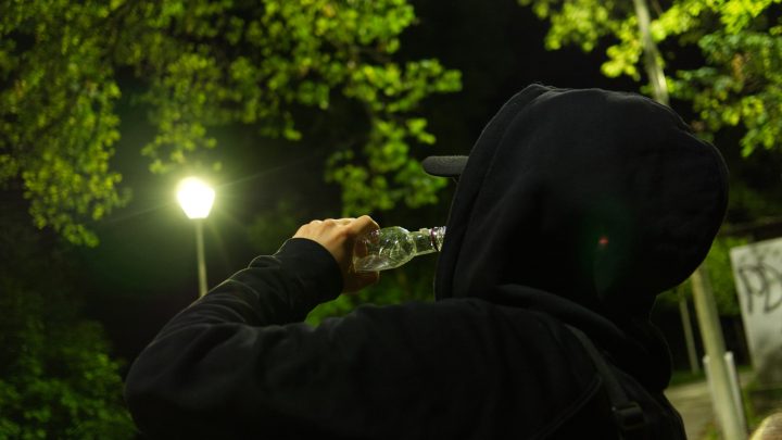 17-latek zatrzymany z narkotykami i alkoholem – rozpijał 13-letnią koleżankę.