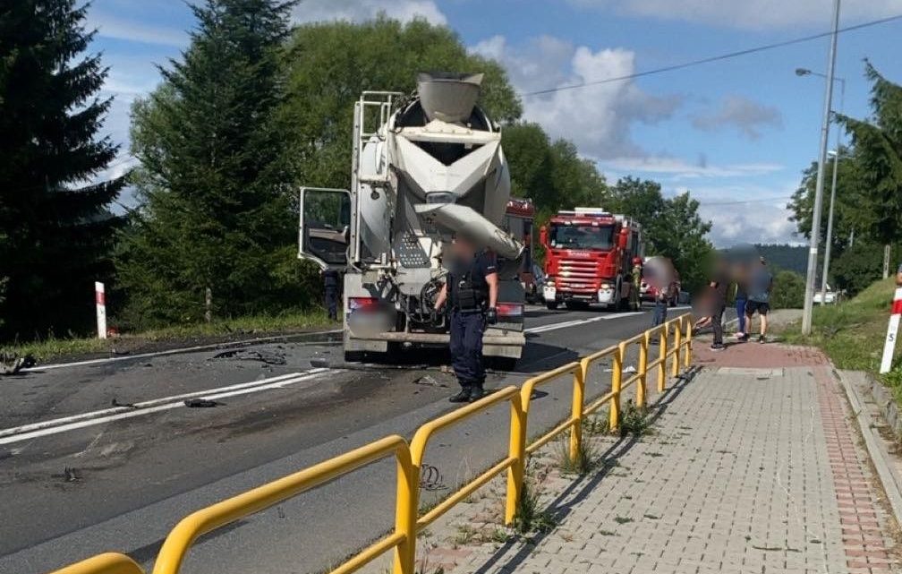 Zderzenie czołowe na DK28 w Rabce-Zdroju – droga całkowicie zablokowana.