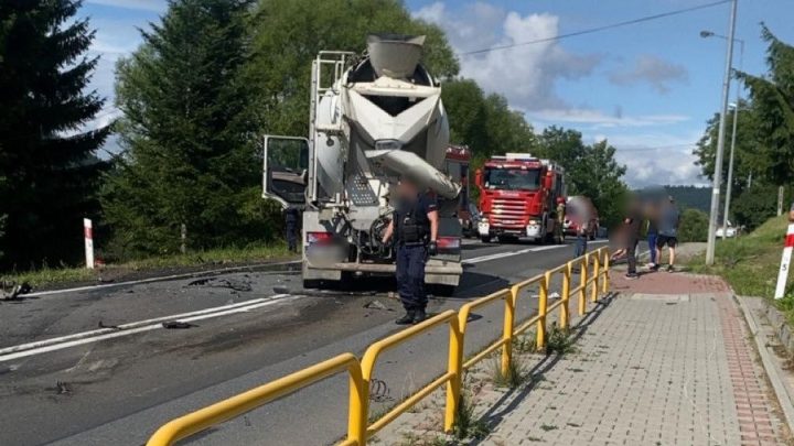 Zderzenie czołowe na DK28 w Rabce-Zdroju – droga całkowicie zablokowana.