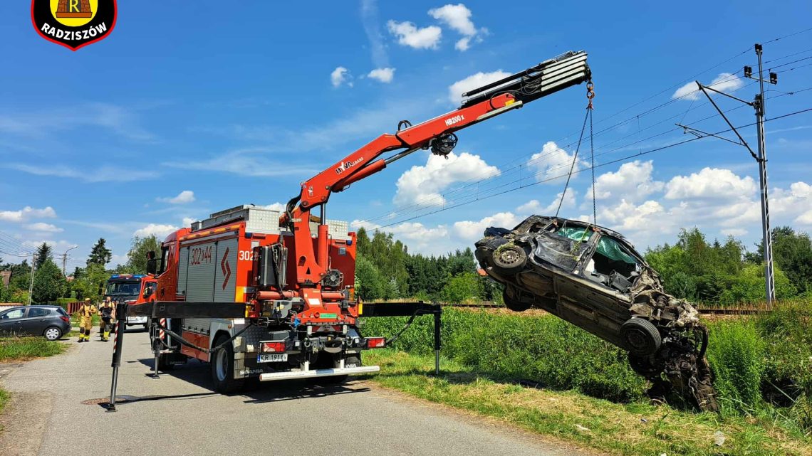 Groźny wypadek na przejeździe kolejowym w Radziszowie – ranny kierowca samochodu.