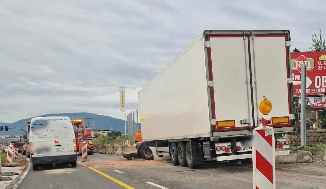 Poranny wypadek na DK7 w Myślenicach – ciężarówka uderzyła w bariery. Poranny wypadek na DK7 w Myślenicach – ciężarówka uderzyła w bariery.