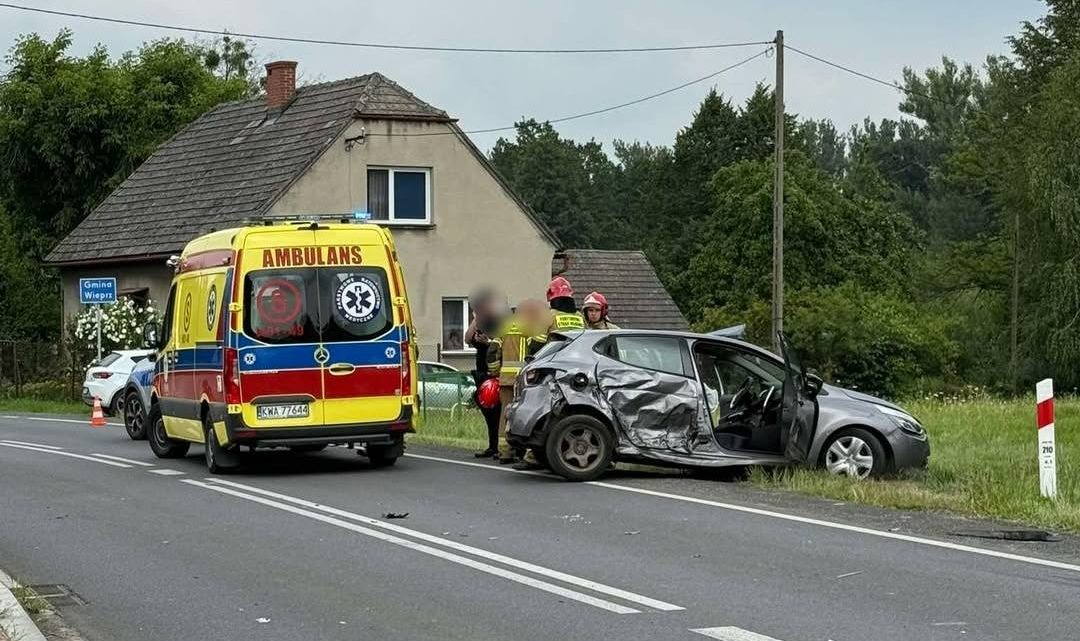 Zderzenie dwóch samochodów osobowych na ul. Batorego w Andrychowie. Zderzenie dwóch samochodów osobowych na ul. Batorego w Andrychowie.