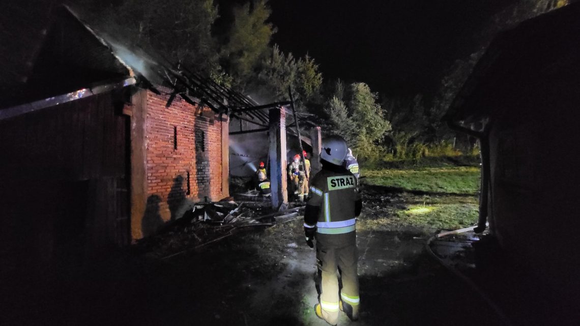 Pożar samochodu w stodole w Kossowej. Siedem zastępów straży w akcji.