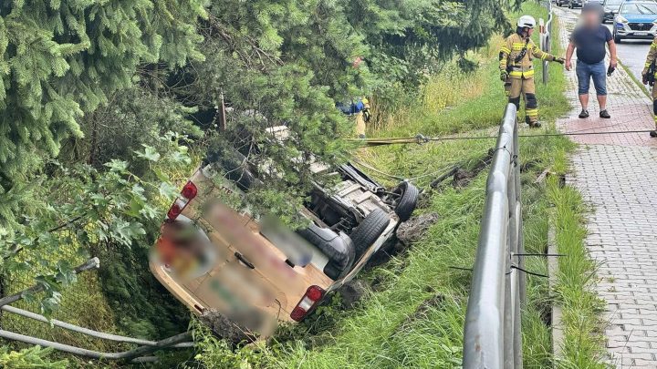 Tymbark: Dachowanie samochodu na DK28 – są utrudnienia!