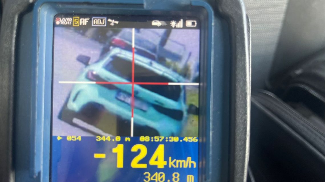 Gwałtowne przyspieszenie przy patrolu drogówki zakończyło się utratą prawa jazdy.