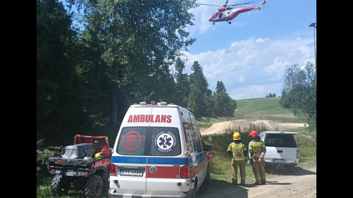 Wypadek rowerzysty w Białce Tatrzańskiej – interwencja służb ratunkowych i śmigłowca TOPR.