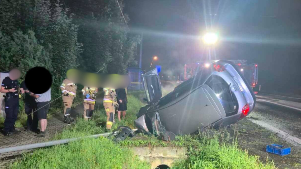 Szyce: Nocny wypadek na DK94 – auto wypadło z drogi i ścięło słup oświetleniowy.