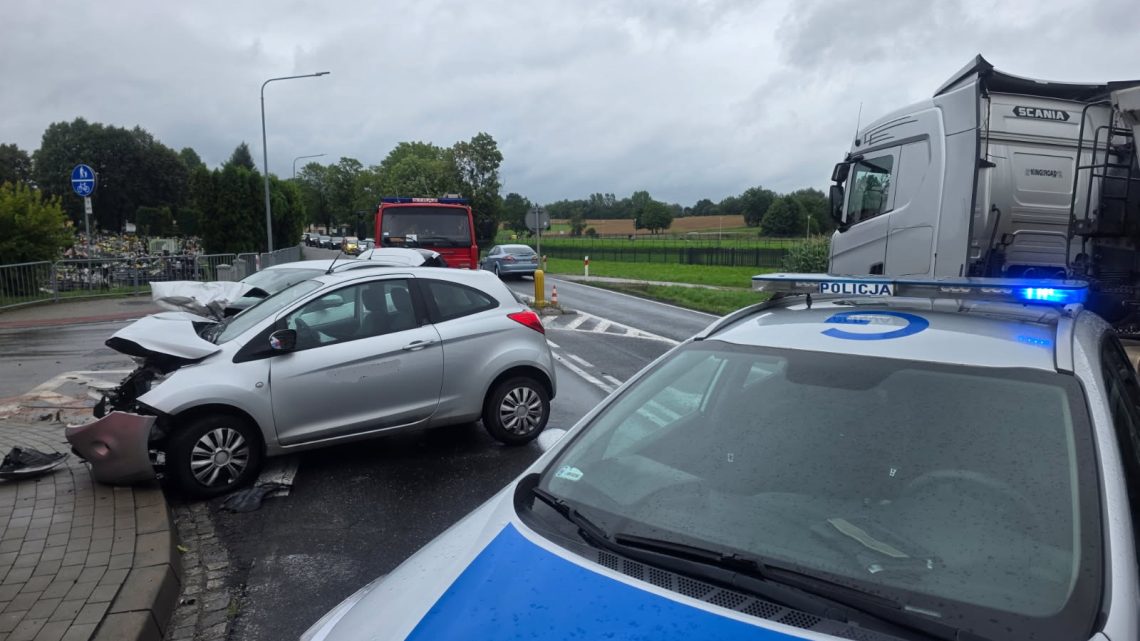 Zdarzenie drogowe. Zderzenie dwóch samochodów osobowych. Zdarzenie drogowe. Zderzenie dwóch samochodów osobowych.