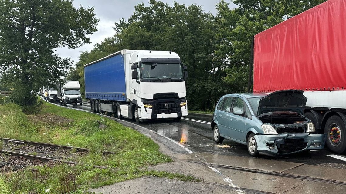 Zator: Zderzenie tira i dwóch samochodów osobowych! Zator: Zderzenie tira i dwóch samochodów osobowych!