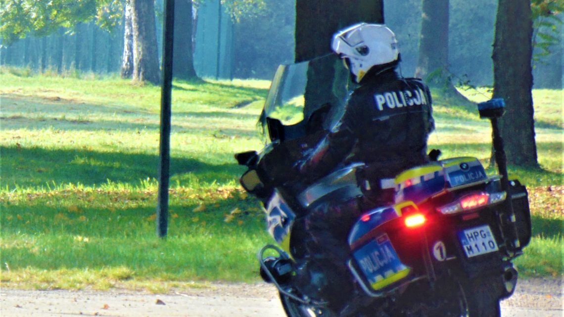 Chciał uniknąć kontroli, wjechał w policjanta – grozi mu więzienie!