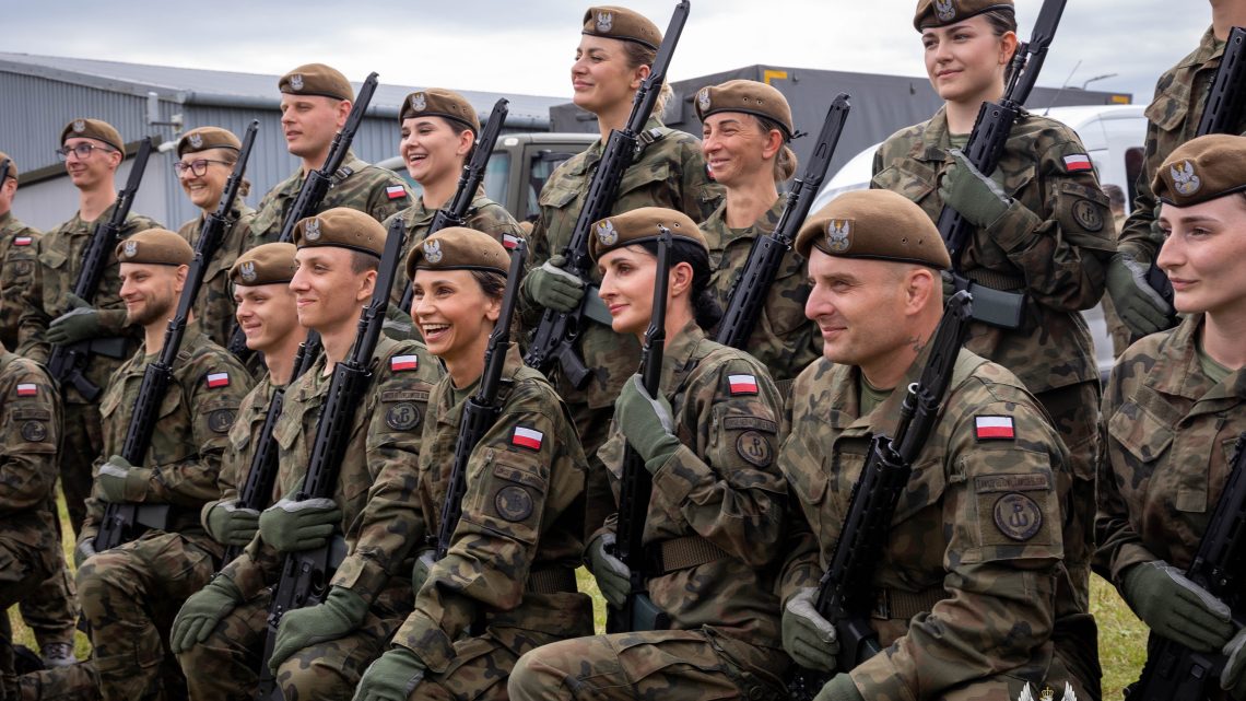 Polska flaga na niebie i uroczysta przysięga Terytorialsów w Pobiedniku Wielkim. Polska flaga na niebie i uroczysta przysięga Terytorialsów w Pobiedniku Wielkim.
