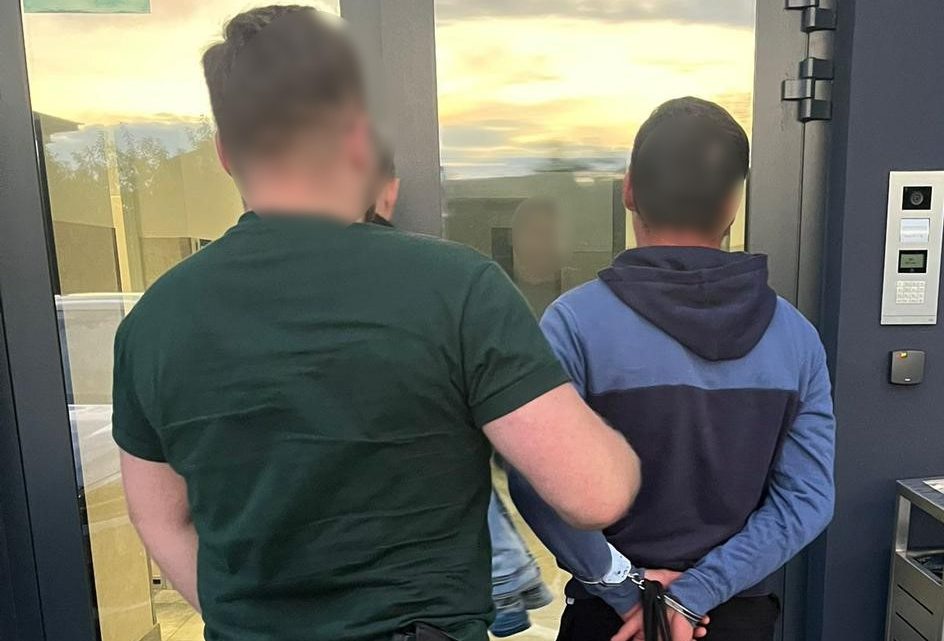 Kraków: Policjanci z „piątki” zatrzymali dwóch poszukiwanych listami gończymi!