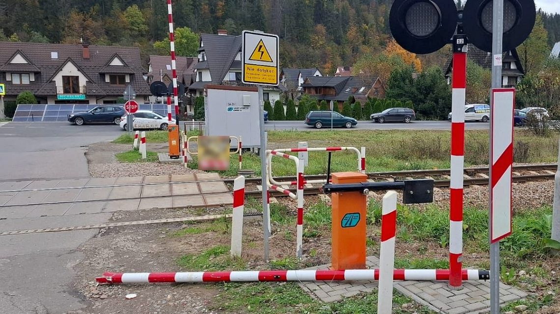 Niebezpieczny incydent na przejeździe kolejowym w Poroninie. Kierowca wyłamał rogatki.