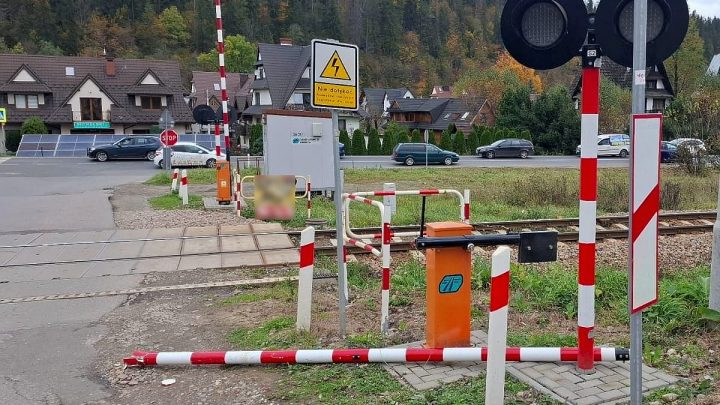 Niebezpieczny incydent na przejeździe kolejowym w Poroninie. Kierowca wyłamał rogatki.
